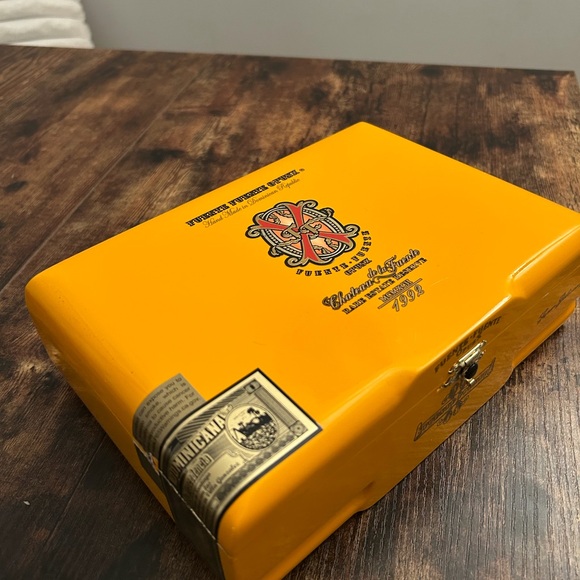 Assorted Cigar Boxes Collection - Picture 3 of 5